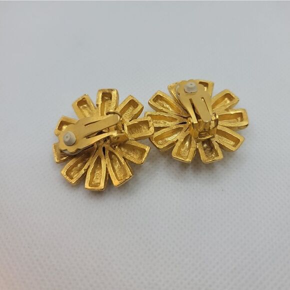 5 Pairs Of Clip On Earrings - Picture 7 of 9